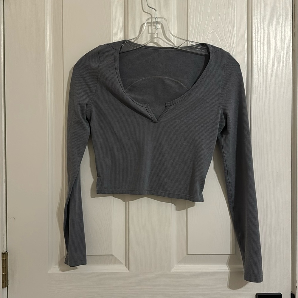 Cropped Henley Long Sleeve Shirt
Heathered Asphalt Grey/White